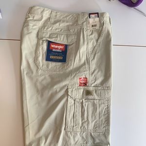 NWT Men’s Wrangler Cargo Shorts
